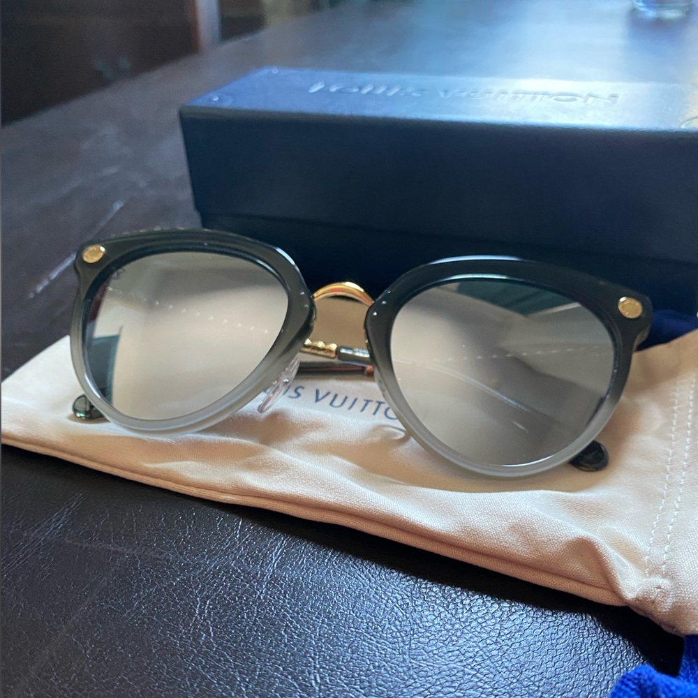 100% AUTHENTIC Louis Vuitton Sunglasses**** NEW WITH FELT****
